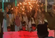 Diguyur Hujan, Pawai Obor Malam 27 Ramadan di Hila Tetap Meriah