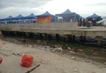 Minim Kesadaran, Pesisir Pantai Pasar Mardika Dipenuhi Sampah