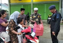 Pascakonflik di Tual, Brimob Bareng Pemuda Fiditan Berbagi Takjil