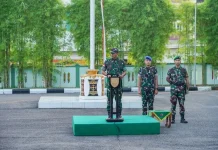 Pangdam Serahkan THR Prajurit dan PNS Kodam XV/Pattimura