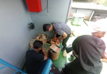 Polisi Sita Puluhan Liter Sopi di Pelabuhan Ambon saat Pengamanan Mudik