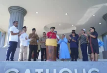 Kepala DLHP Ambon Buka Aksi Bersih Paroki Santa Maria Bintang Laut