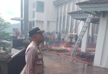 Si Jago Merah Mengamuk, Gedung Gereja Imanuel Karpan Terbakar