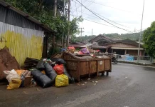 Ada Warga Ambon yang Masih Bandel Buang Sampah Siang Hari