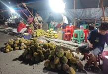 Durian Seram Banjiri Kota Ambon, Pedagang Raup Omzet Jutaan Rupiah Semalam