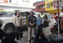Wakil Wali Kota Ambon Salurkan Sembako Pasca-Lebaran
