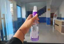 Membersihkan Kaca dengan Cairan Pembersih Kaca