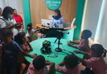 Puluhan Anak PAUD KB Solagratia Negeri Oma Jelajahi Dunia Siaran di RRI Ambon