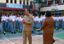 Buka Sampul Ujian di SMA 2 Ambon, Gubernur Hendrik Tekankan Kejujuran Siswa