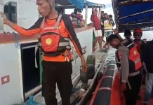 SAR Evakuasi Puluhan Penumpang Kapal kandas di Perairan Aru