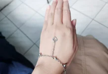 Gelang Titanium yang Manis di Tangan