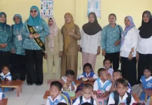 Hari Kartini 2026, Perempuan SBB Gelar Aksi Bersih Lingkungan di Piru