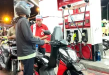 Antrean Kendaraan Mengular, Petugas SPBU Slamet Riyadi Ambon Kerja Ekstra