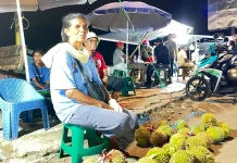 Durian Super Hutumuri Serbu Pantai Victoria, Warga Ambon Rela Mengantre