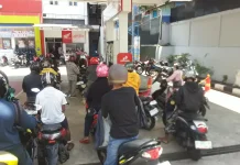 Warga Keluhkan Pembatasan Pertalite untuk Motor di SPBU Kebun Cengkeh saat Libur