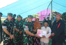 Pangdam Pattimura Sambangi Warga Waimili dan Salurkan Bantuan Perbaikan Masjid