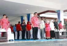 Gubernur Maluku Pimpin Upacara Hardiknas 2026, Luncurkan Program Polisi Mengajar