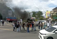 Aksi Bakar Ban Warnai Sidang Eks Anggota Brimob di Pengadilan Negeri Ambon
