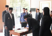 Bupati Maluku Tengah Lantik 43 Kepala Sekolah, Tekankan Mutu Pendidikan