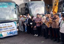 Pemkot Ambon Resmi Lepas Ratusan Jemaah Calon Haji ke Asrama Waiheru
