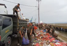 Prajurit Kodam XV/Pattimura Bersihkan Kota Ambon, Angkut 3 Ton Sampah