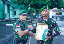 Sertu Kamarudin Terima Penghargaan atas Aksi Heroik di JMP Ambon