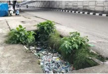 Taruna Siaga Bencana Kota Ambon Ingatkan Bahaya Drainase Tersumbat Sampah