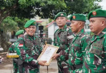 Pangdam XV/Pattimura Berikan Penghargaan kepada Lima Prajurit Berprestasi