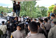 Aksi GMKI di Kantor Gubernur Maluku Ricuh:  Kembalikan Gunung Botak ke Warga Adat
