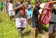 Jalan Rusak, Warga Lohia Sapalewa Tandu Lansia Sakit sejauh 4 Kilometer