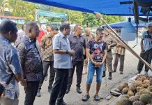 Tinjau Lapak Durian Losari Ambon, Bodewin: Siapa Suruh Bangun Tenda