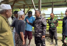 Personel Kodaderal IX Gelar Karya Bakti Renovasi Masjid di Malteng