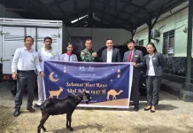 Swiss-Belhotel Zest Ambon Serahkan Hewan Kurban ke Masjid