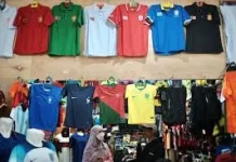 Pedagang Atribut Bola di Amplas Ambon Mulai Banjir Omset jelang Piala Dunia 2026