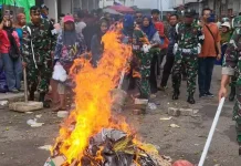 TNI Ikut Tertibkan Pasar Mardika, Pedagang: Kami Hanya Cari Makan!