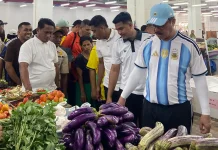 Kenakan Jersey Khas Argentina, Gubernur Maluku Sapa Pedagang Pasar Mardika Ambon