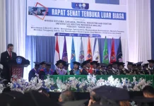 Hadiri Wisuda 323 Lulusan UKIM, Gubernur Ajak Civitas Akademika Berkolaborasi
