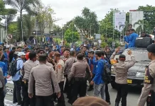 Aksi Reformasi jilid II di Ambon Ricuh, Polisi Terkena Lemparan Batu