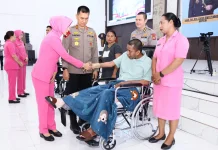 Kapolda Maluku bagi-bagi Kursi Roda ke Penyandang Disabilitas di Kota Ambon