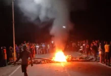 Warga Hatusua Blokade Jalan di Lima Titik