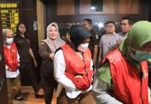 Tangis Keluarga Pecah: Lima Tersangka Korupsi Air Bersih Pulau Haruku Ditahan