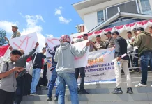 Gubernur Maluku Didemo Pemuda Ambalau Tagih Janji Kampanye