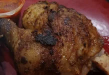 Momen Berkumpul sambil Menikmati Ayam Bakar di Malam Hari