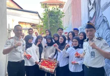 Kalapas Wahai Ajak Peserta Magang Panen Tomat, Hasil Budidaya Warga Binaan