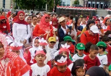 Tanamkan Semangat Kebangsaan sejak Dini, Anak-Anak Ambon Ikuti Kirab Merah Putih
