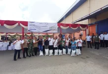 Bulog Salurkan Bantuan Beras ke Warga Halong