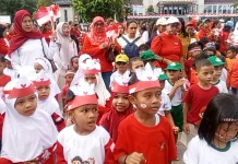 Anak-Anak TK Teladan Al Hilaal Ambon Antusias Ikuti Kirab Merah Putih