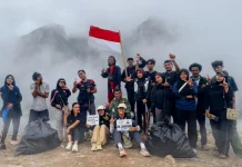 Sambut HUT ke-81 RI, PPI Dunia Kolaborasi Bersihkan Puncak Gunung Api Banda