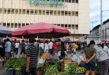 Puluhan Tahun Merdeka, Pasar Mardika Masih Terjebak Kemacetan dan Sampah