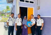Semarakkan HUT RI, Lapas Geser Salurkan Paket Sembako ke Lansia